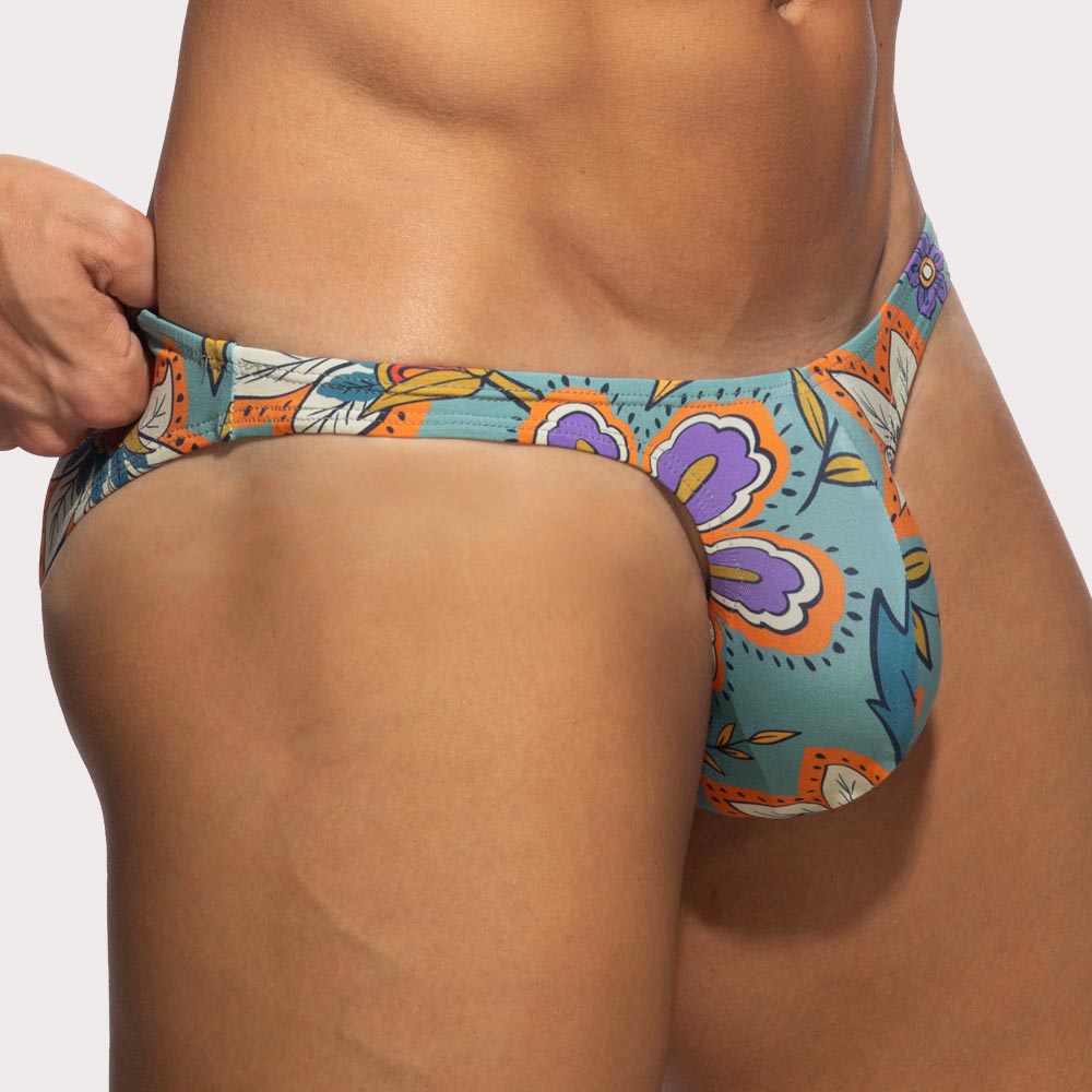 Addicted Garden Mini Bikini Swim Brief - Knapper Männer Badeslip mit ausgefallenem Blumen Print und ergonomischer Passform, side
