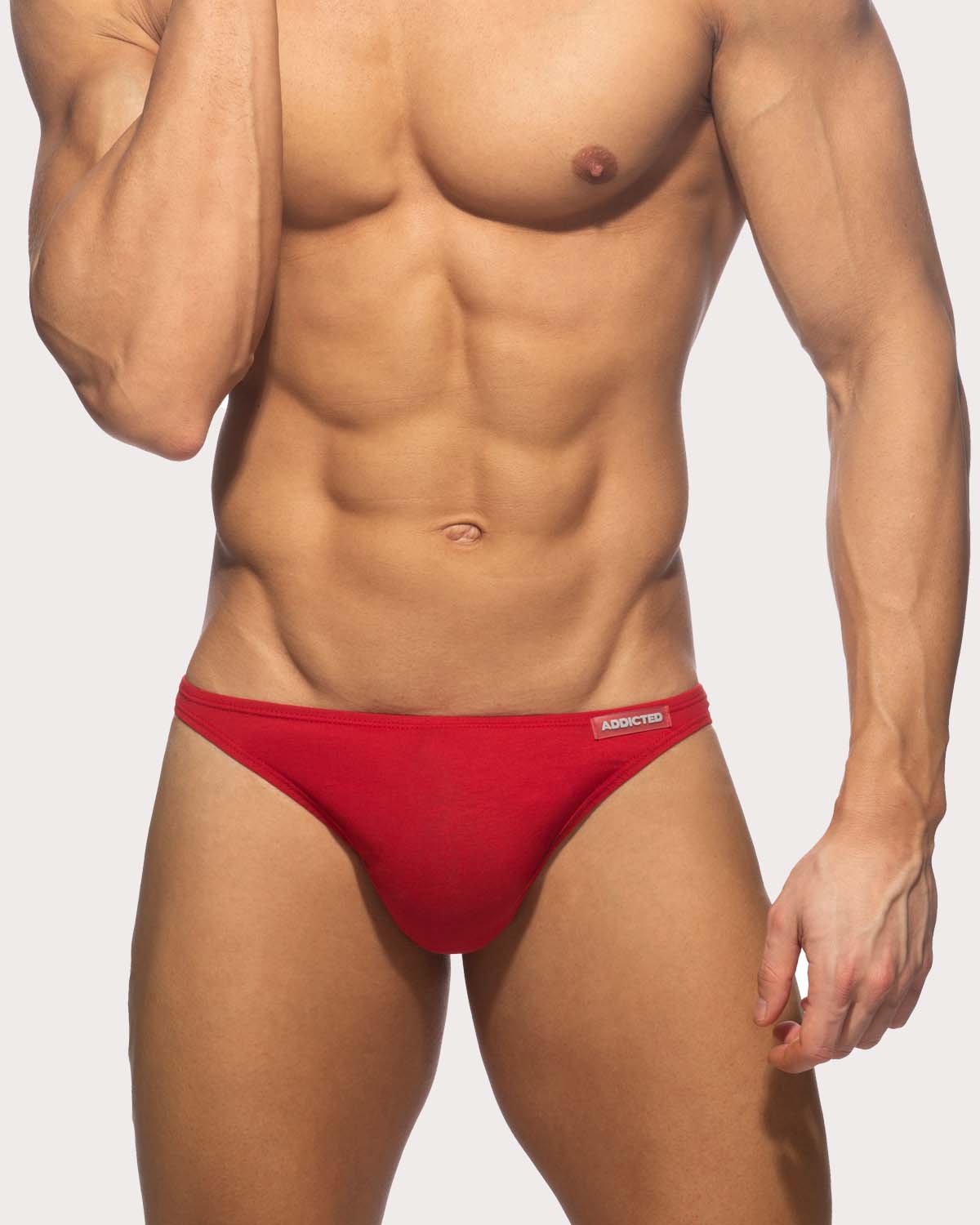 Addicted Cotton Thong - knapper Low-Rise String-Tanga für Männer in knalligem Rot, front