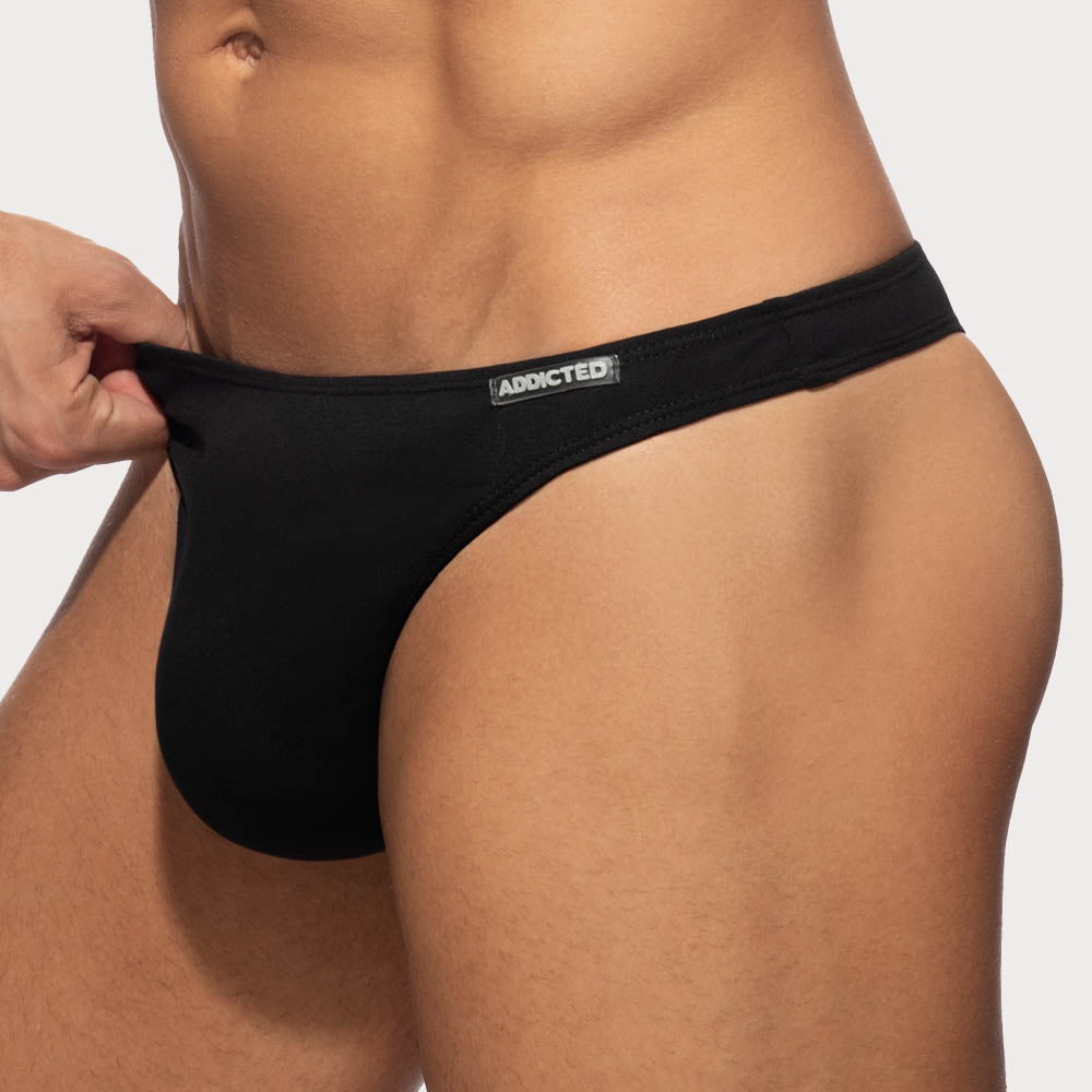 Addicted Cotton Thong - knapper Low-Rise String-Tanga für Männer in schwarz
