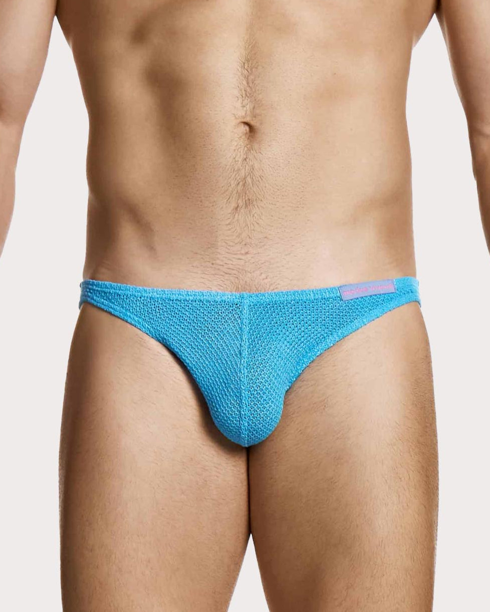 Modus Vivendi Micro Knit Thong - Ausgefallener String Tanga für Männer aus hell-blauem Strickstoff