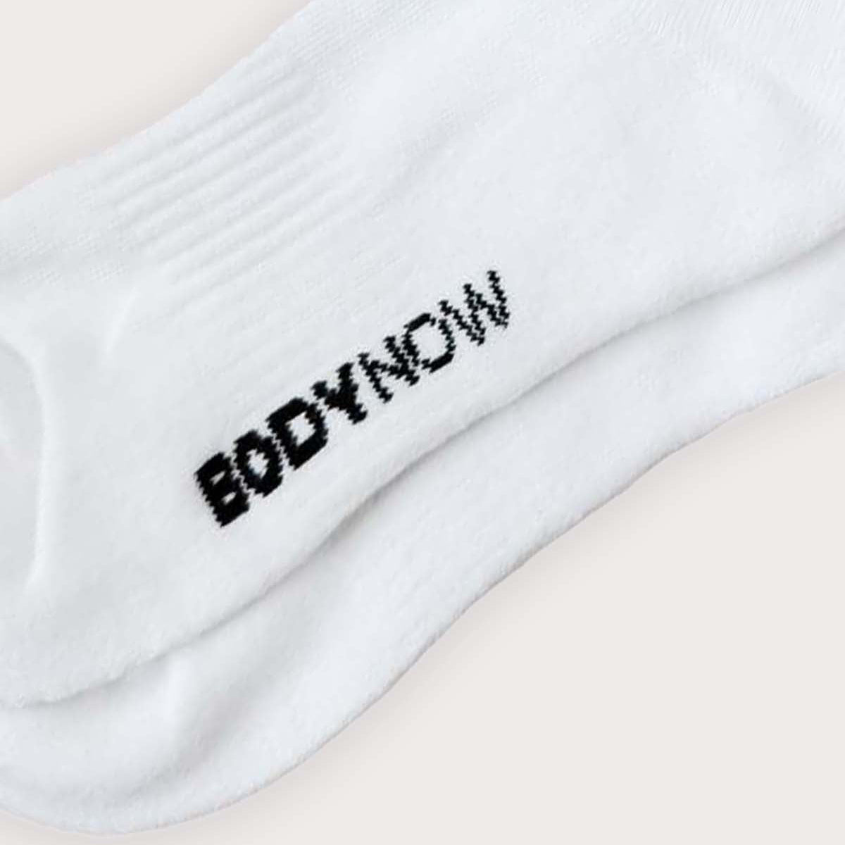 Bodynow Socks 'Everyday Premium' Original- weiße Sportsocken in Crew Length mit schwarzem Logo, detail