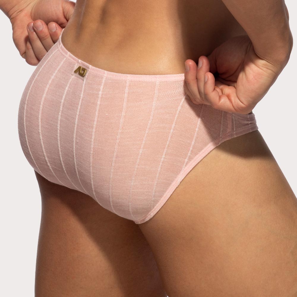 Addicted Rib Knit Bikini Brief - Low-Rise Herrenslip in feiner Strickoptik mit großzügigem Pouch in rosa, back