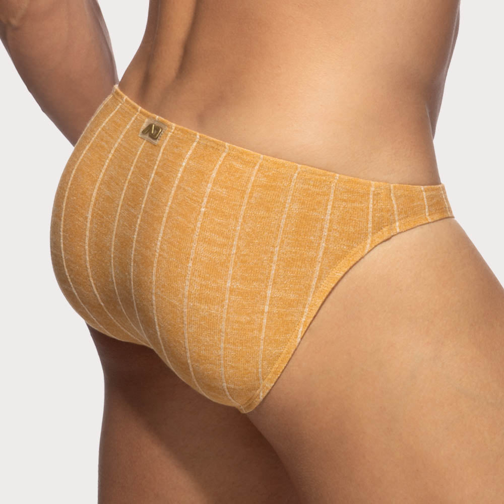 Addicted Rib Knit Bikini Brief - Low-Rise Herrenslip in feiner Strickoptik mit großzügigem Pouch in gelb, back