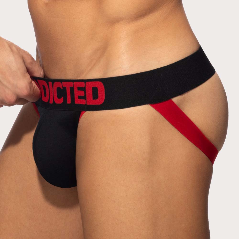 Addicted Fetish Cotton Jock – Herren Jockstrap aus weicher Baumwolle im Low-Rise Fit in schwarz-rot, side