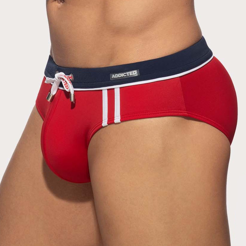 Addicted Detail Binding Swim Brief - Sexy, sportlicher Badeslip für Männer mit Push-Up Einlage in rot mit blauem Bund