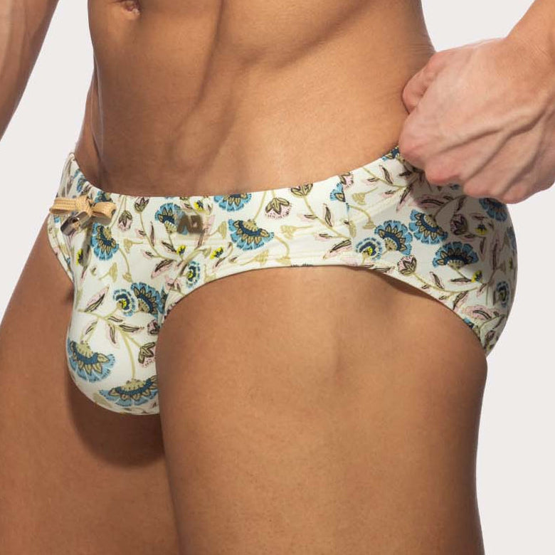 Addicted Spring Flowers Swim Brief - Herren Badeslip in floralem Muster mit herausnehmbarer Push-Up Einlage, side