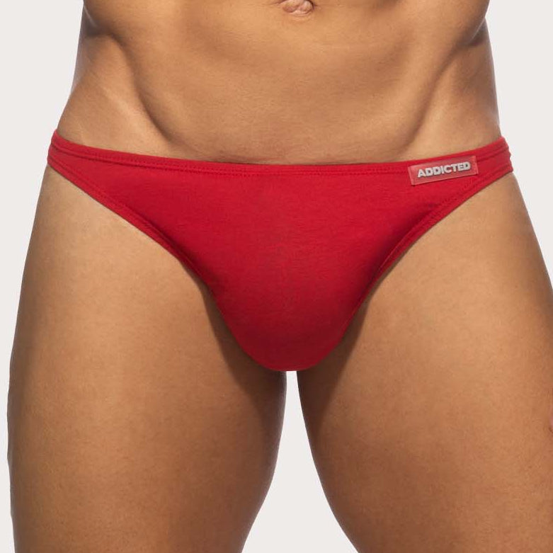 Addicted Cotton Thong - knapper Low-Rise String-Tanga für Männer in knalligem Rot, front