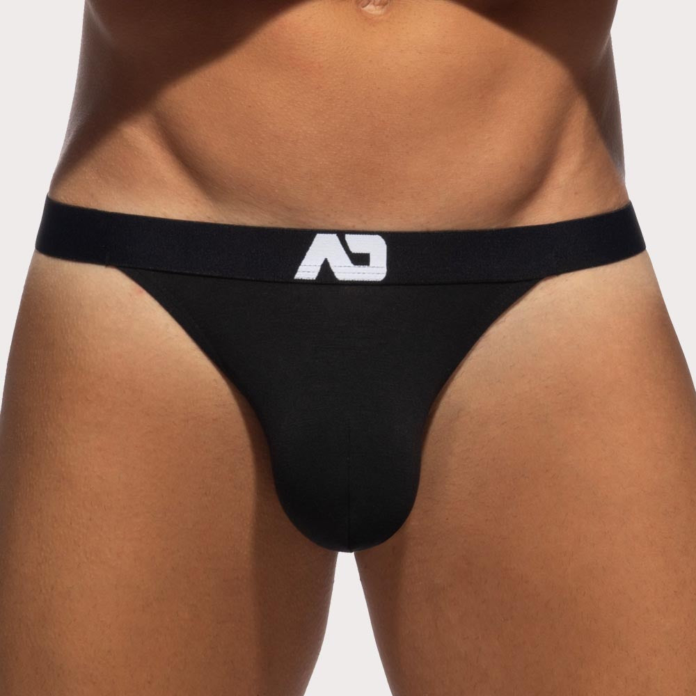 Addicted Bamboo Skin Layer Thong - Herren String-Tanga aus weicher Bambus-Viskose mit großzügigem Front-Pouch in schwarz.