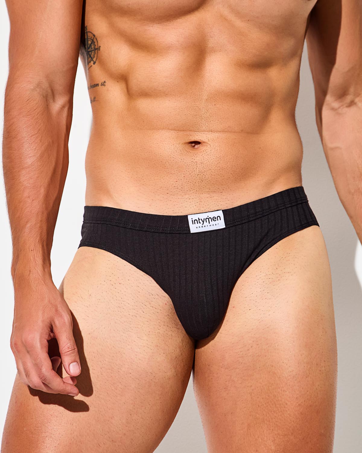 Intymen Pure Brief - Schwarzer Herren Slip in knappem Low-Rise Design aus geripptem Material