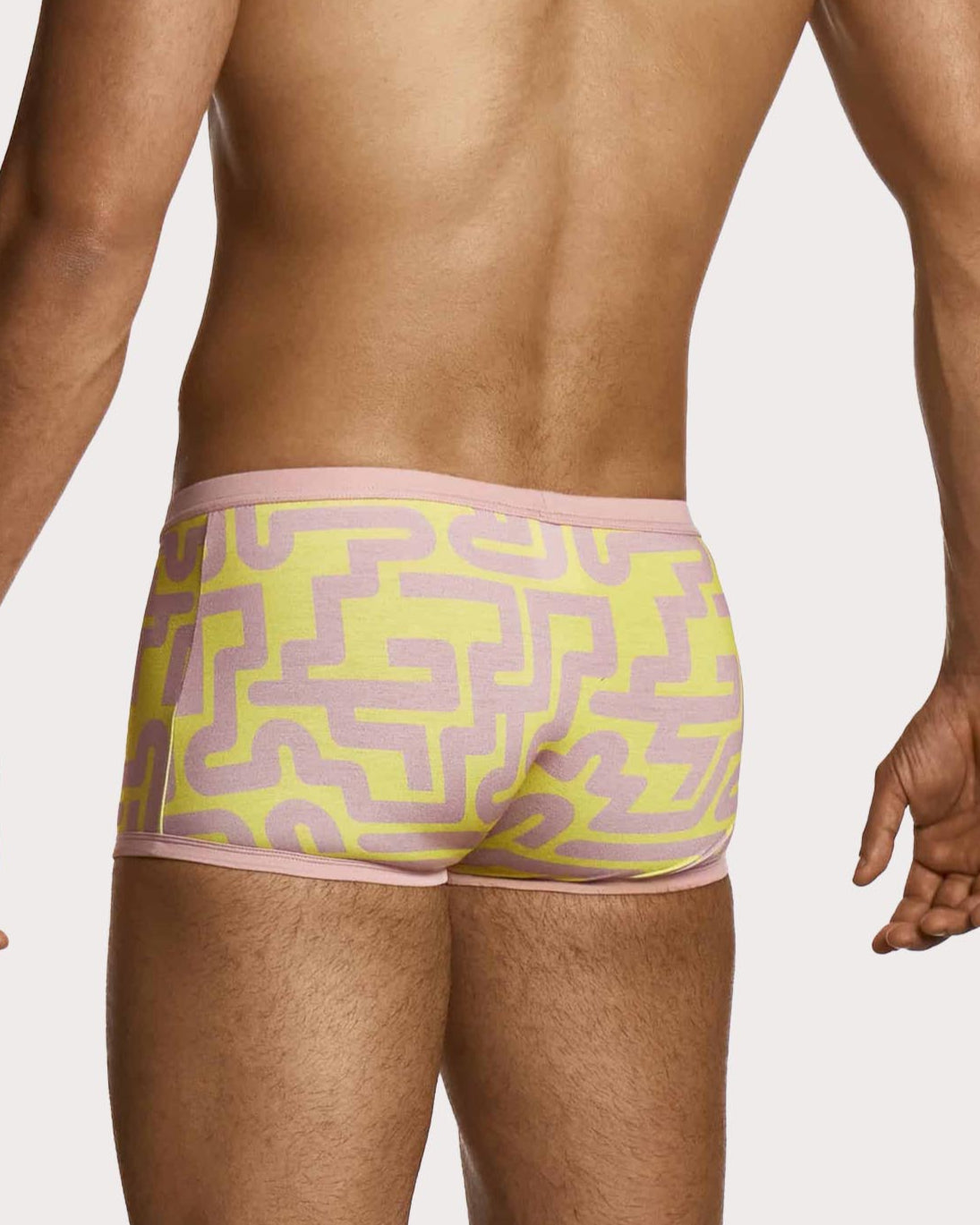Modus Vivendi Labyrinth Boxer - Sexy geschnittene Low-Rise Boxershorts für Männer mit ausgefallenem Muster in Dusty pink und gelb, back