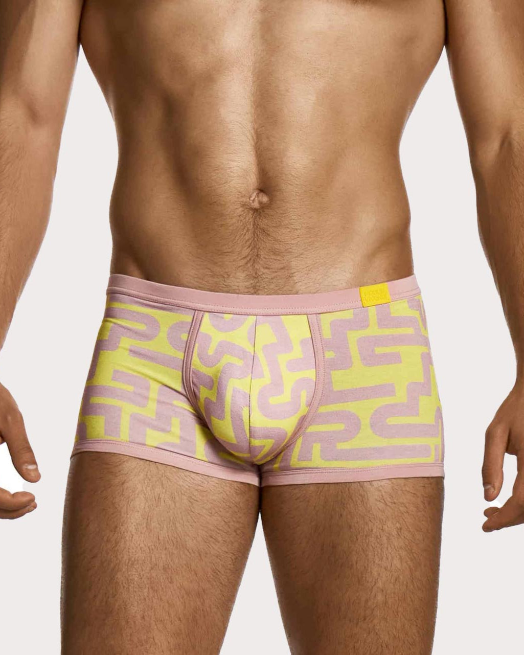 Modus Vivendi Labyrinth Boxer - Sexy geschnittene Low-Rise Boxershorts für Männer mit ausgefallenem Muster in Dusty pink und gelb