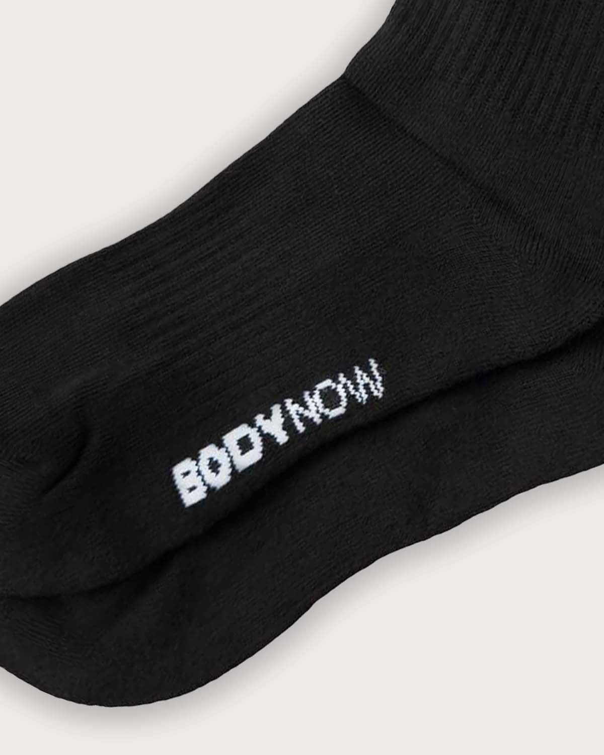 Bodynow Socks 'Everyday Premium' Original- schwarze Sportsocken in Crew Length mit weißem Logo, detail