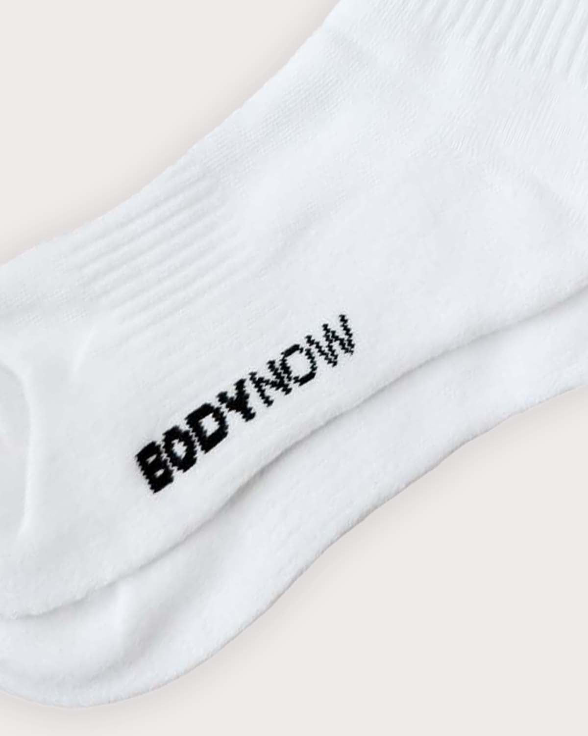Bodynow Socks 'Everyday Premium' Original- weiße Sportsocken in Crew Length mit schwarzem Logo, detail