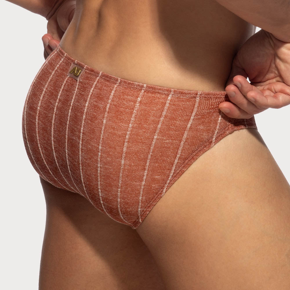 Addicted Rib Knit Bikini Brief - Low-Rise Herrenslip in feiner Strickoptik mit großzügigem Pouch in rot,  back