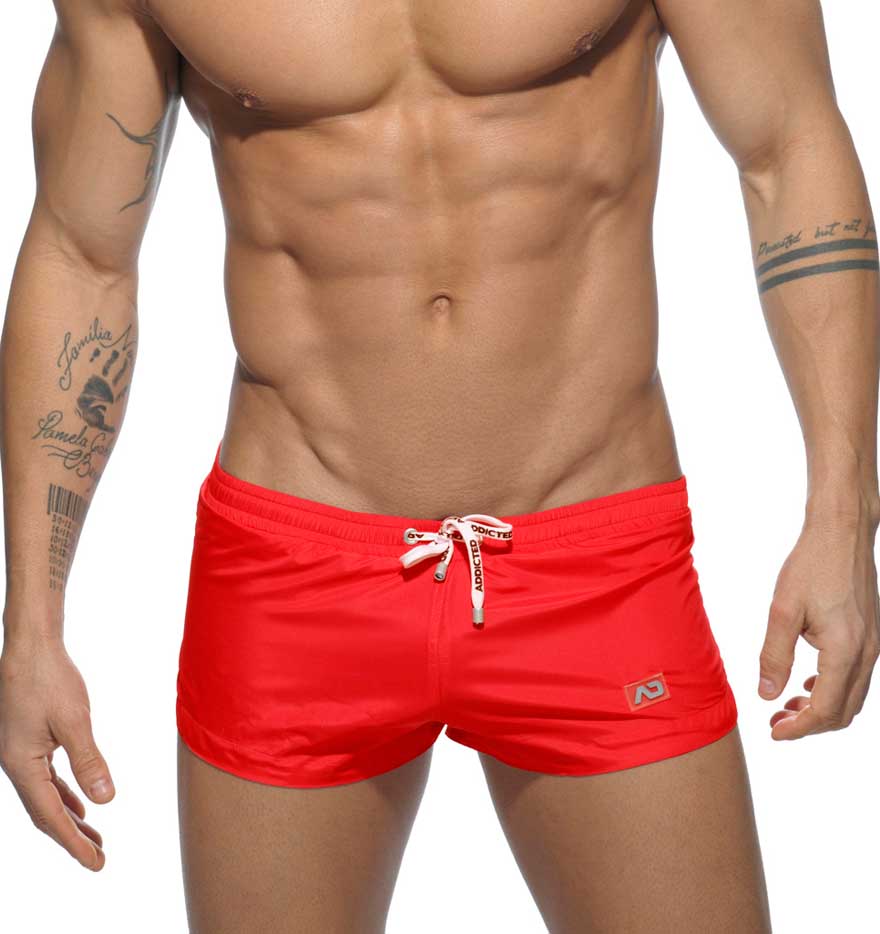 Sehr Knappe Badeshorts von Addicted Swimwear in rot, Frontansicht