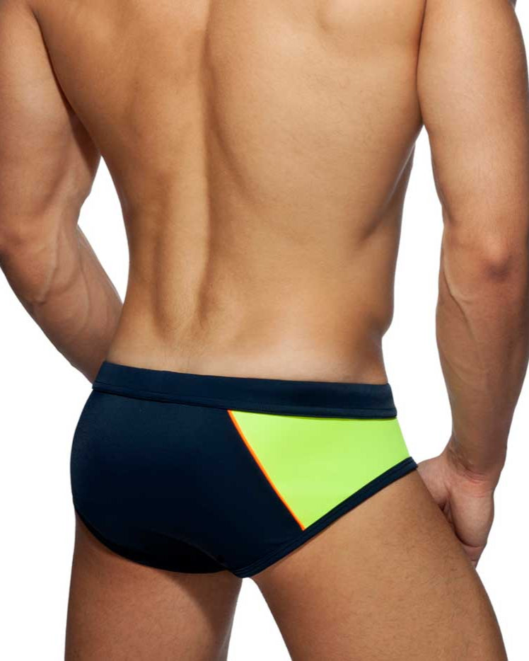 Sportlicher Badeslip 'Racing Side Swim Brief' von Addicted mit Push-UP Einlage, Rückseite