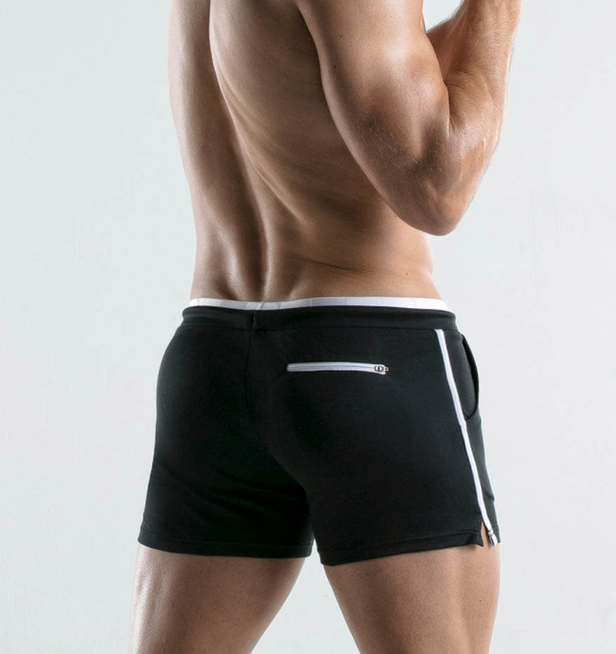 kurze Slim-Fit Sporthose aus glänzendem Stoff in schwarz von CODE 22, Rückansicht