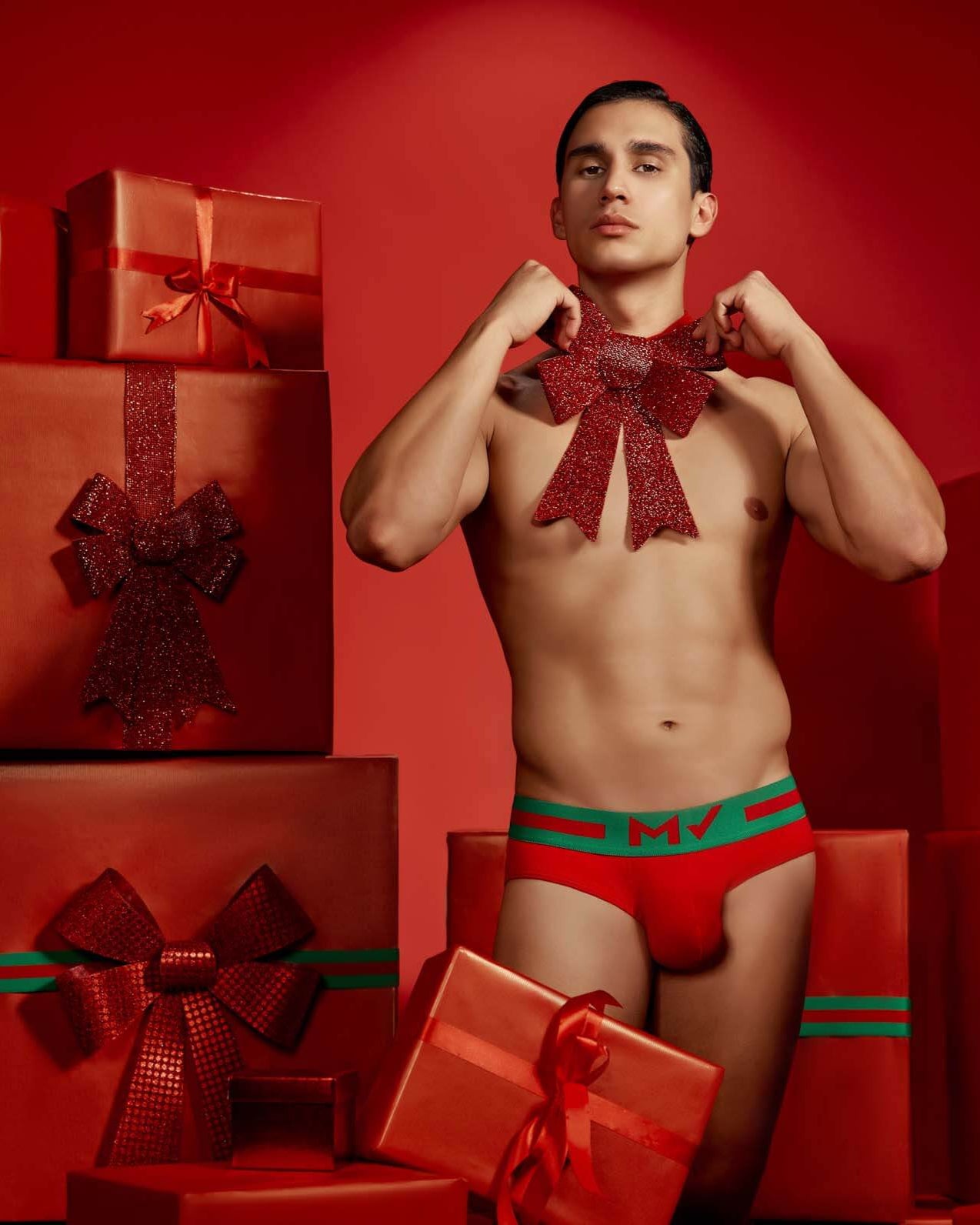 Roter Herren Slip mit grünen Kontrasten aus der Modus Vivendi Underwear Kollektion, Lifestyle