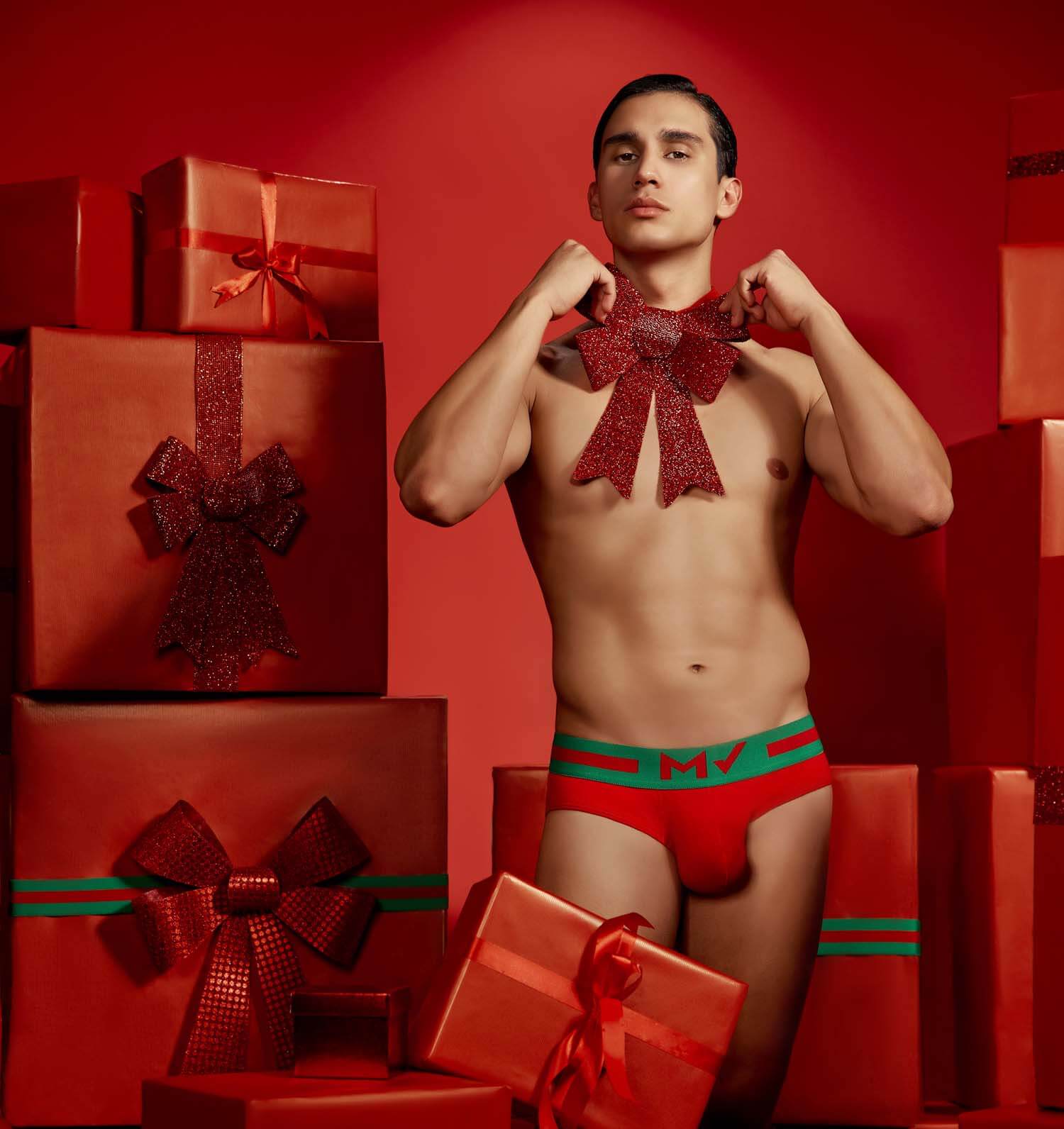 Roter Herren Slip mit grünen Kontrasten aus der Modus Vivendi Underwear Kollektion, Lifestyle