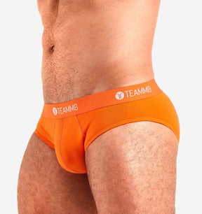Cooler Herren Slip 'Super Low Brief' in orange der Marke TEAMM8, Seitenansicht