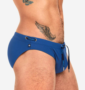 blauer Männer Badeslip 'GRID SWIM BRIEF' der australischen Marke TEAMM8, Seitenansicht